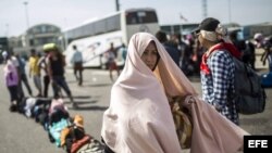 Migrantes sirios toman un bus hacia Bezdan, cerca de la frontera entre Serbia y Croacia