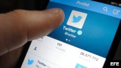 Un hombre navega por Twitter con su teléfono móvil.