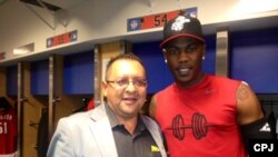 Edemio Navas y el lanzador Aroldis Chapman