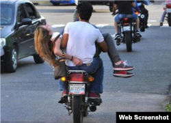 Génesis Carmona fue trasladada a un hospital a bordo de una motocicleta para que fuera atendida de emergencia; las fotos del suceso circulan en las redes sociales.