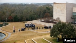 Los restos mortales del presidente número 41 del país, que gobernó entre 1989 y 1993, fueron sepultados detrás de la biblioteca y museo que lleva su nombre en la Universidad de Texas A&M.