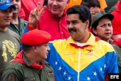 El vicepresidente de Venezuela, Nicolas Maduro (c), y el presidente del Congreso Nacional venezolano, Diosdado Cabello (i).