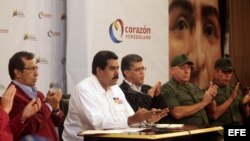 Nicolás Maduro (2-i) durante la reunión político-militar que celebró el Gobierno venezolano en el Palacio de Miraflores en Caracas (Venezuela). 