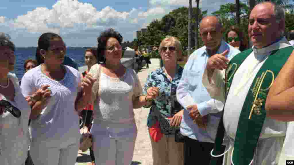 Damas de Blanco en el exilio reciben libro biográfico de Monseñor Román